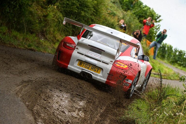 Porsche-Duell: Dumas gegen Delecour