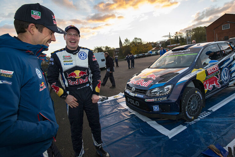 Latvala steckt im Graben fest