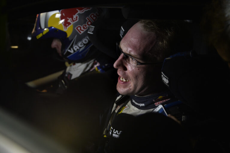 Latvala fliegt ab – Paddon vorn