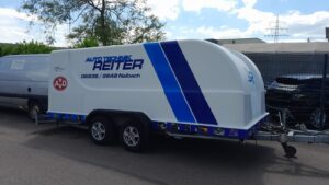 geschlossener Renntransporter