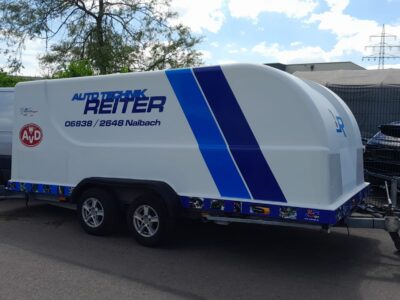 geschlossener Renntransporter