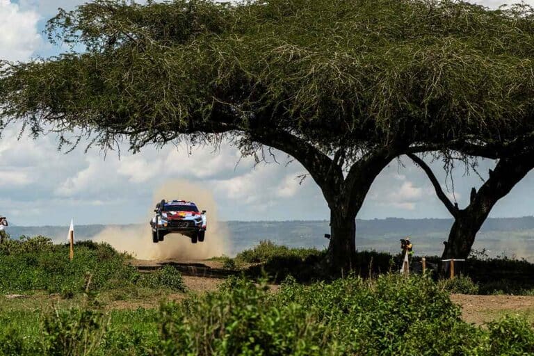 Dunkle Wolken über der Safari-Rallye