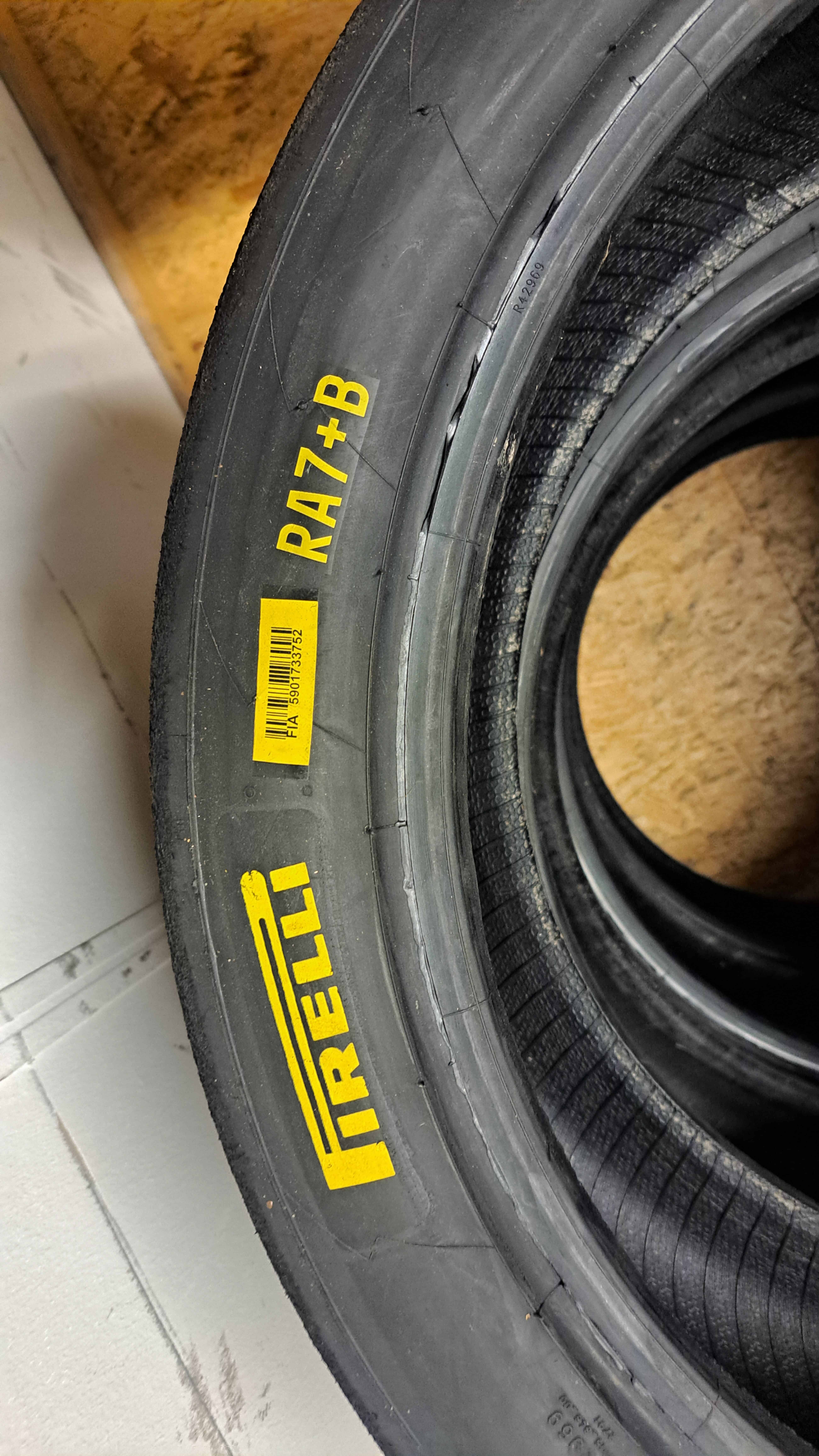 Pirelli 18″ RA7+B, RA7, RA9